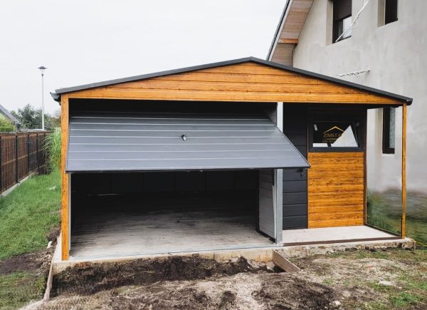 Blechgarage 5m x 5m in der Farbe Holzoptik goldene Eiche mit Schwingtor in Anthrazit (BTX 7016) und Überdachung 2m x 1m, Satteldach – Bild 3