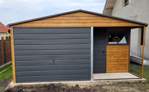 Blechgarage 5m x 5m in der Farbe Holzoptik goldene Eiche mit Schwingtor in Anthrazit (BTX 7016) und Überdachung 2m x 1m, Satteldach – Bild 2