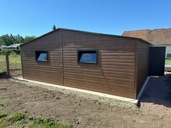 Blechgarage 7m x 6m in der Farbe Holzoptik dunkle Walnuss mit Schwingtoren, Satteldach – Bild 4