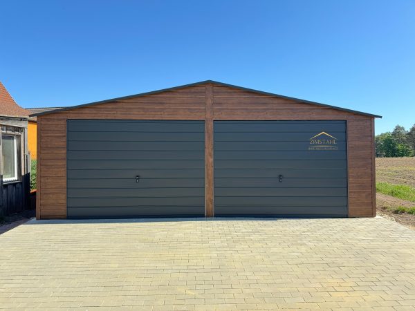 Blechgarage 7m x 6m in der Farbe Holzoptik dunkle Walnuss mit Schwingtoren, Satteldach – Bild 2