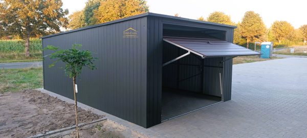 Blechgarage 3,50m x 6m in der Farbe Anthrazit (BTX 7016) und Schwingtor Holzoptik, Pultdach mit Neigung nach hinten – Bild 3