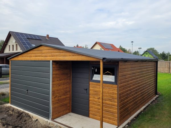 Blechgarage 5m x 5m in der Farbe Holzoptik goldene Eiche mit Schwingtor in Anthrazit (BTX 7016) und Überdachung 2m x 1m, Satteldach – Bild 4