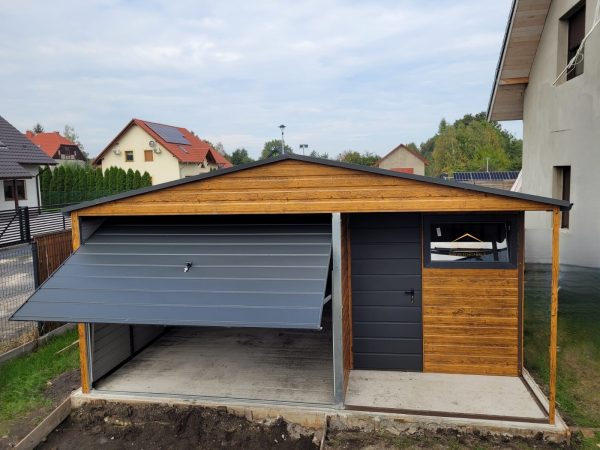 Blechgarage 5m x 5m in der Farbe Holzoptik goldene Eiche mit Schwingtor in Anthrazit (BTX 7016) und Überdachung 2m x 1m, Satteldach – Bild 5