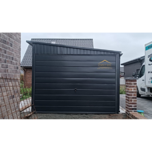 Blechgarage 3m x 4,5m in der Farbe Anthrazit (RAL 7016) mit Schwingtor, Pultdach mit Neigung nach rechts