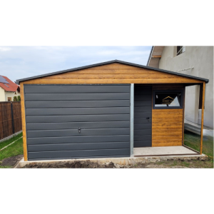 Blechgarage 5m x 5m in der Farbe Holzoptik goldene Eiche mit Schwingtor in Anthrazit (BTX 7016) und Überdachung 2m x 1m, Satteldach