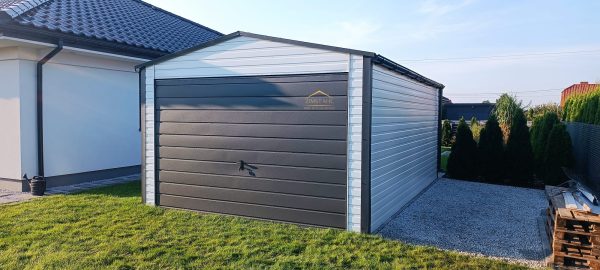 Blechgarage 3,5m x 5m in der Farbe Reinweiß (RAL 9010) und Anthrazit (BTX 7016) mit Schwingtor, Satteldach – Bild 2