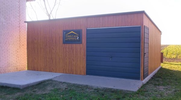 Blechgarage 6m x 6m in der Farbe Holzoptik goldene Eiche mit Schwingtor in der Farbe Anthrazit (BTX 7016), Pultdach mit Neigung nach hinten – Bild 3