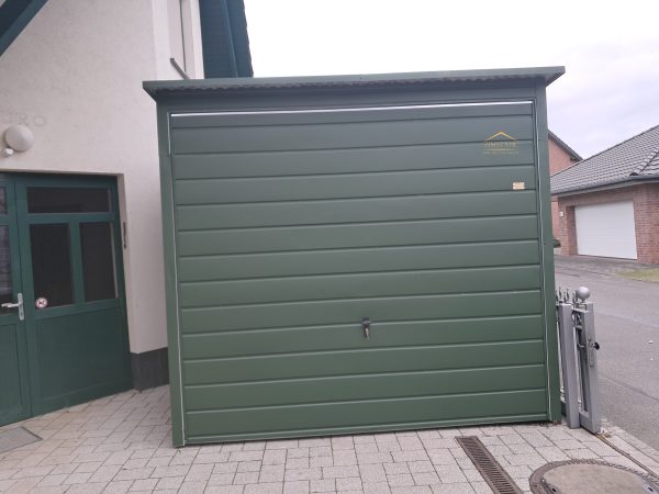 Blechgarage, pultdach, Vertikalblech, Schwingtor, Militärgrün, Einzelgarage, Akryl