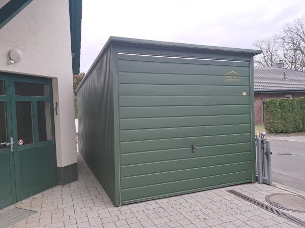 Blechgarage, pultdach, Vertikalblech, Schwingtor, Militärgrün, Einzelgarage, Akryl
