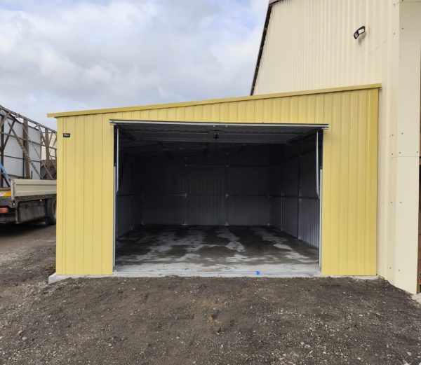 Blechgarage, Pultdach mit neigung nach links, Schwingtor, Vertikalblech, Sandgelb,
