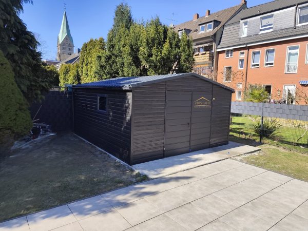 Gartenhaus, satteldach, Doppelflügeltor, holzoptik Graphit, Metalldachziegel, Regenrinnr, Kippfenster