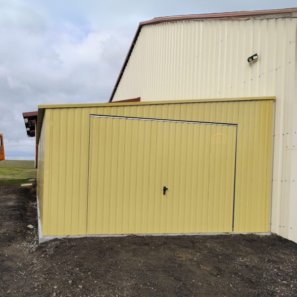 Blechgarage, Pultdach mit neigung nach links, Schwingtor, Vertikalblech, Sandgelb,