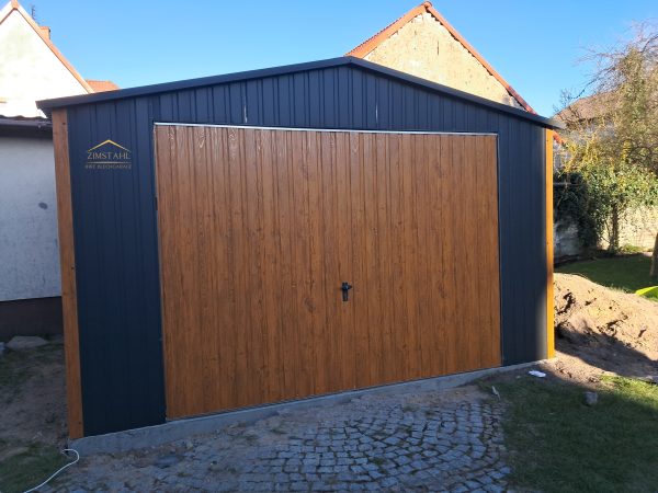 Blechgarage, Satteldach, vertikalblech, Holzoptik, Anthrazit, Schwingtor,