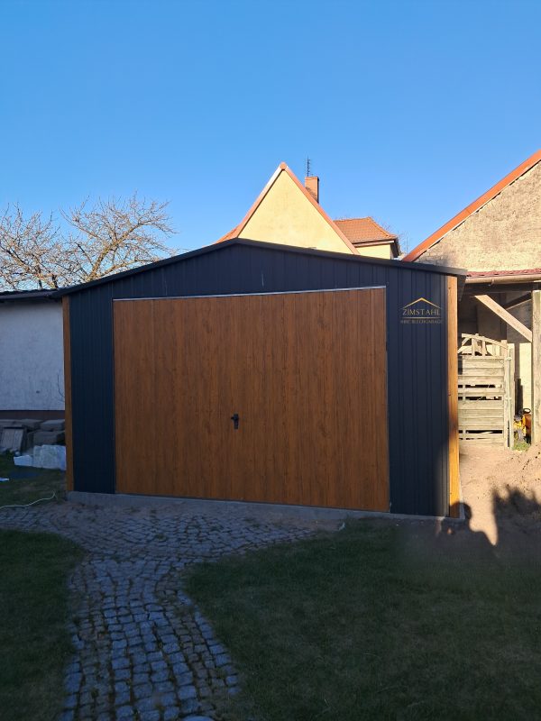 Blechgarage, Satteldach, vertikalblech, Holzoptik, Anthrazit, Schwingtor,