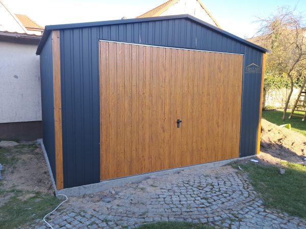 Blechgarage, Satteldach, vertikalblech, Holzoptik, Anthrazit, Schwingtor,