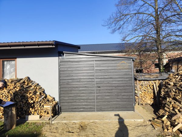 Pultdach mit neigung nach rechts, Blechgartenhaus, horizontalblech, holzoptik Graphit, Doppelflügeltor