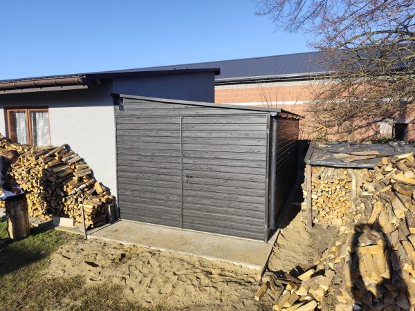 Pultdach mit neigung nach rechts, Blechgartenhaus, horizontalblech, holzoptik Graphit, Doppelflügeltor