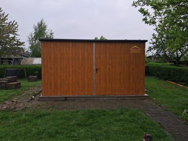 Blechgarage, Blechgartenhaus, pultdach neigung nach hinten, vertikaltrapezblech, holzoptik, goldene Eiche, Doppelflügeltor
