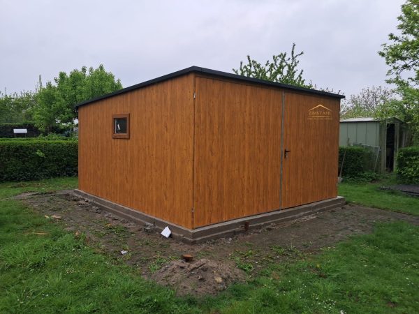 Blechgarage, Blechgartenhaus, pultdach neigung nach hinten, vertikaltrapezblech, holzoptik, goldene Eiche, Doppelflügeltor